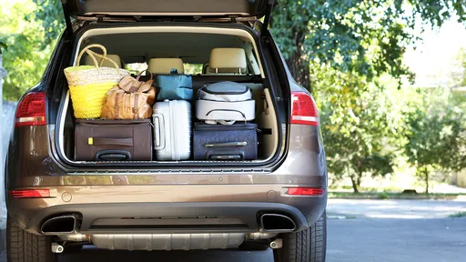 Ar bagāžu un somām piekrauts auto bagāžnieks, sagatavots garam vasaras ceļojumam