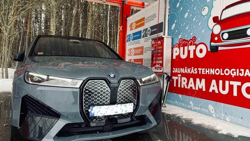 Elektroauto tiek mazgāts PUTO pašapkalpošanās automazgātavā, izmantojot aktīvās putu tehnoloģijas.