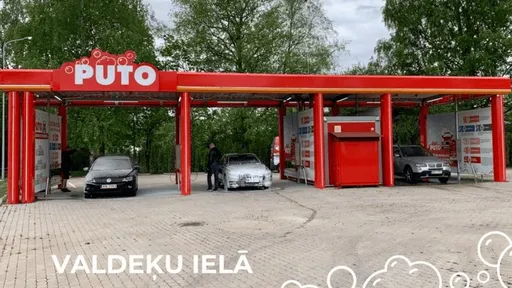 Auto mazgāšana PUTO pašapkalpošanās automazgātavā Valdeķu ielā.