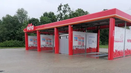 PUTO automazgātava ar zīmēm par Zemkopības ministrijas un ES atbalstu projekta īstenošanai.