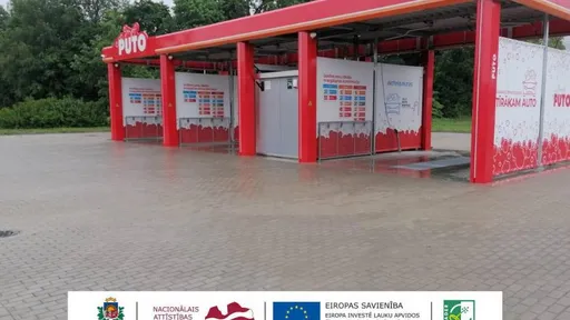 Автомойка PUTO с указанием поддержки Министерства земледелия и фонда ЕС для сельского развития.