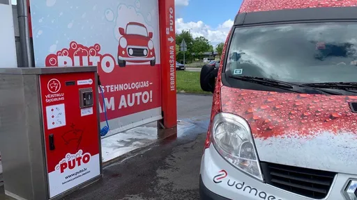 Автомат для жидкости стеклоочистителя возле автомойки PUTO.