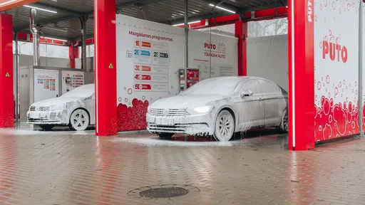 Car wash PUTO with two cars covered in foam.