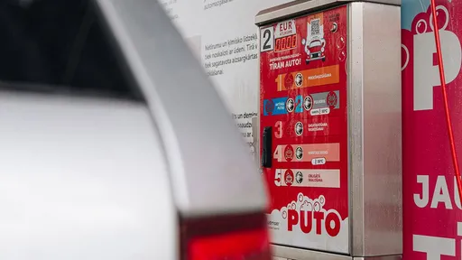 Автомобиль моется пеной на самообслуживаемой автомойке PUTO, подчеркивая преимущества мойки.