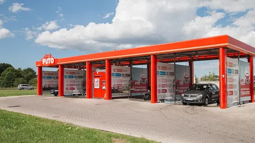 PUTO automazgātava ar plašu zonu auto mazgāšanai bez rindām.
