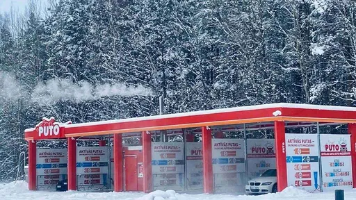 PUTO self-service car wash in Babīte during winter, with snow and a forest background.