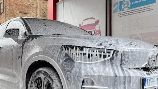 Автомобиль моется активной пеной на самообслуживаемой автомойке PUTO.