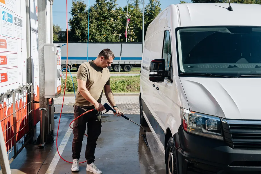 Uzņēmuma automašīnas mazgāšana PUTO stacijā