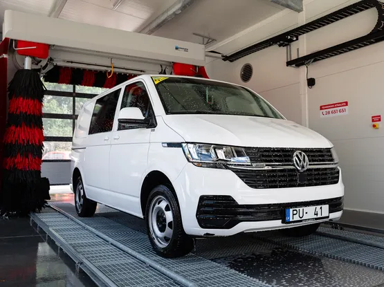 Mikroautobuss PUTO Express portāla automazgātavā - ietilpst arī augsti un gari auto