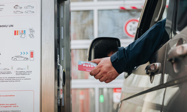 Vadītājs pieliek PUTO klienta karti pie termināļa PUTO Express automazgātavā