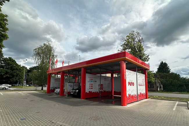 PUTO self-service car wash with red and white design, featuring two washing bays.