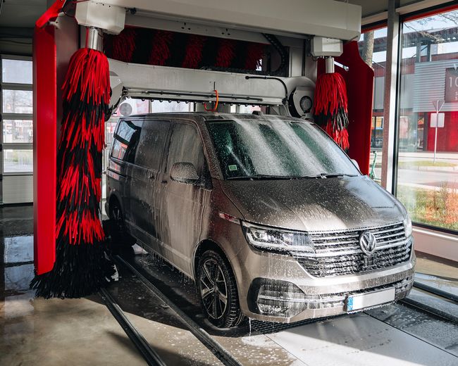 Automazgātavā tiek mazgāts mikroautobuss.