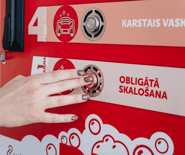 Rokas uz noskalošanas pogas PUTO automazgātavā.