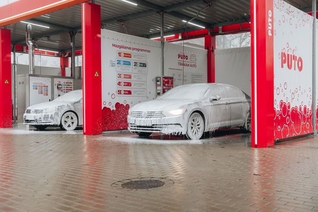 Car wash PUTO with two cars covered in foam.