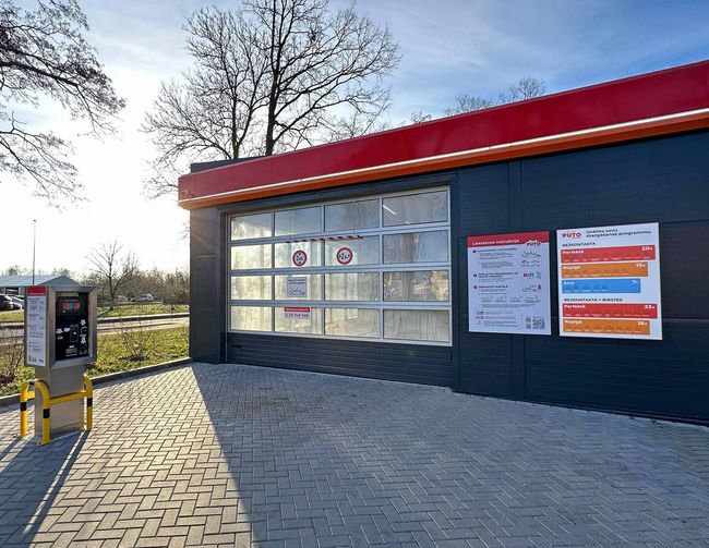 PUTO Express automazgātava ar stikla durvīm, maksājumu automātu un mazgāšanas programmām.