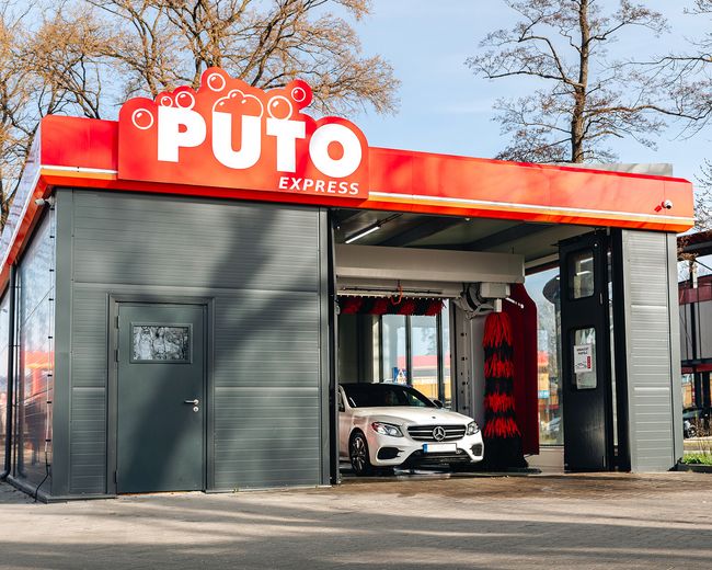 Automatizēta automazgātava ar sarkanu jumtu - automašīna izbrauc.