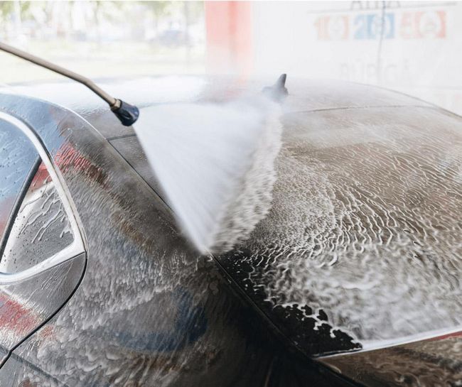 Pressure washing a car at PUTO self-service car wash during Riga’s festival.