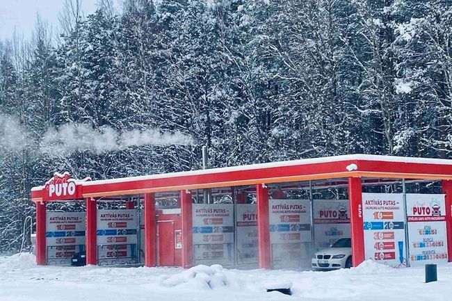 PUTO self-service car wash in Babīte during winter, with snow and a forest background.