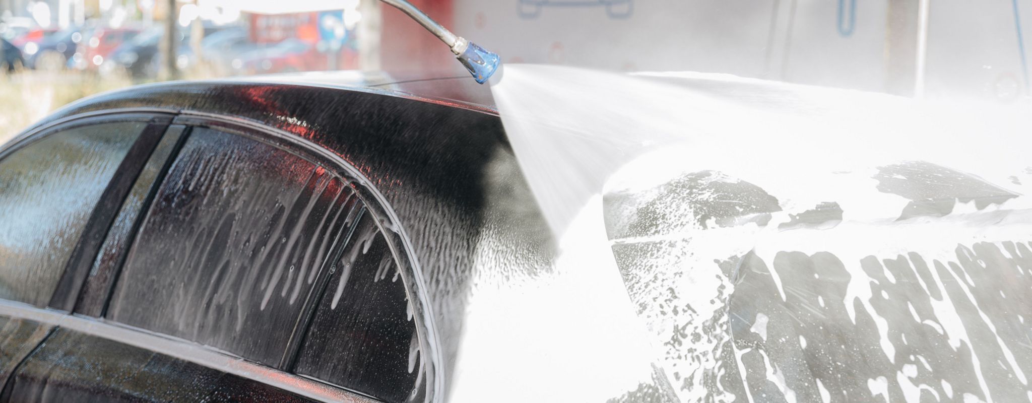 Ar augstspiediena pistoli tiek mazgāts automašīnas jumts