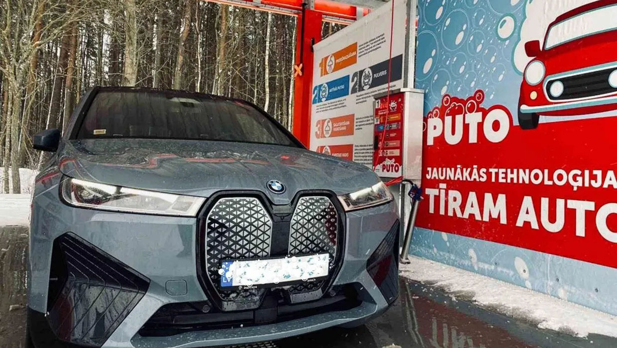Elektroauto tiek mazgāts PUTO pašapkalpošanās automazgātavā, izmantojot aktīvās putu tehnoloģijas.