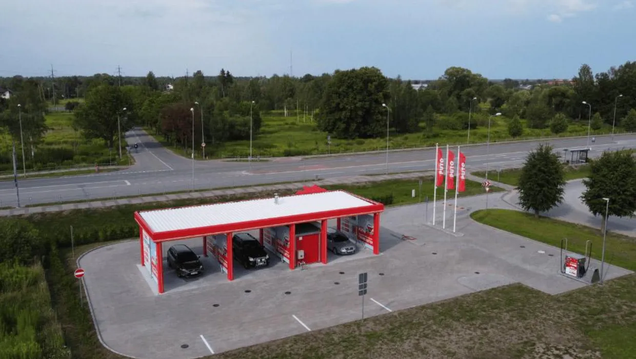 Самообслуживаемая автомойка PUTO с атмосферой городского праздника.