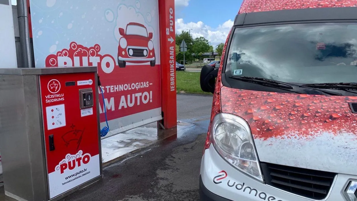 Vējstiklu šķidruma automāts pie PUTO automazgātavas.