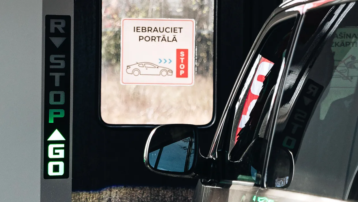 Automazgātavas iebraukšanas portāls ar stop/go gaismas signāliem.
