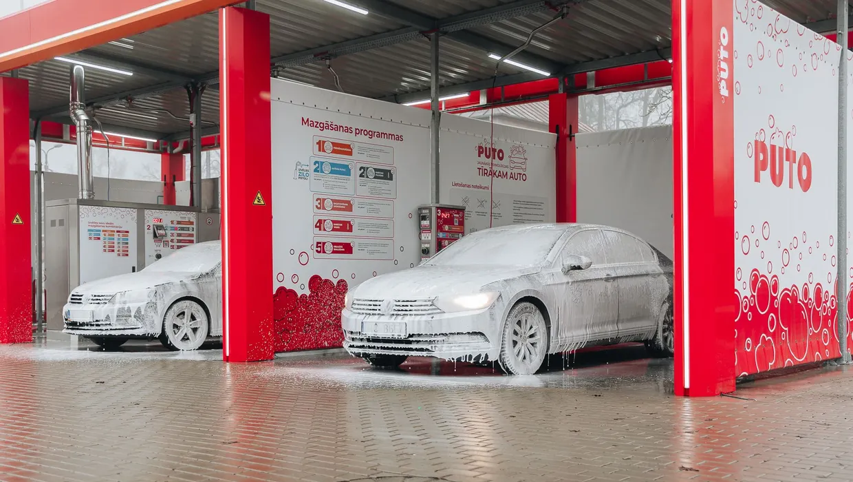 Car wash PUTO with two cars covered in foam.