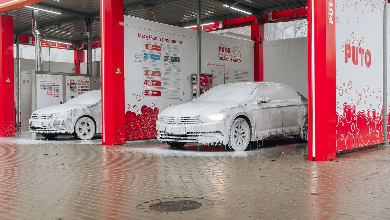 Car wash PUTO with two cars covered in foam.