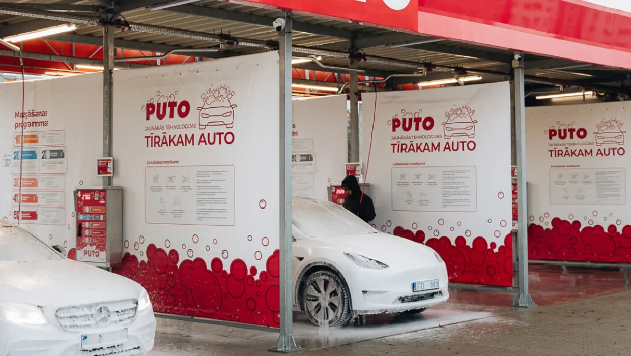 Divi automobiļi tiek mazgāti ar putām PUTO automazgātavā