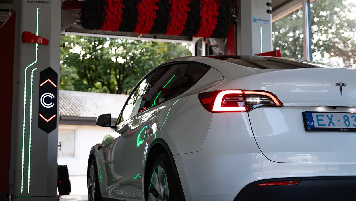 Balts auto mazgāšanas pozīcijā PUTO Express portāla automazgātavā