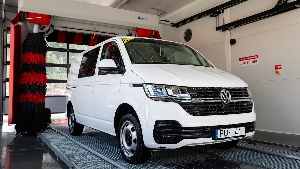 Mikroautobuss PUTO Express portāla automazgātavā - ietilpst arī augsti un gari auto
