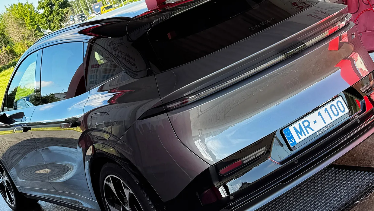 Spoži tīra tumša auto aizmugure pēc skalošanas ar demineralizētu osmozes ūdeni — virsbūvē nav palikuši kaļķa pleķi