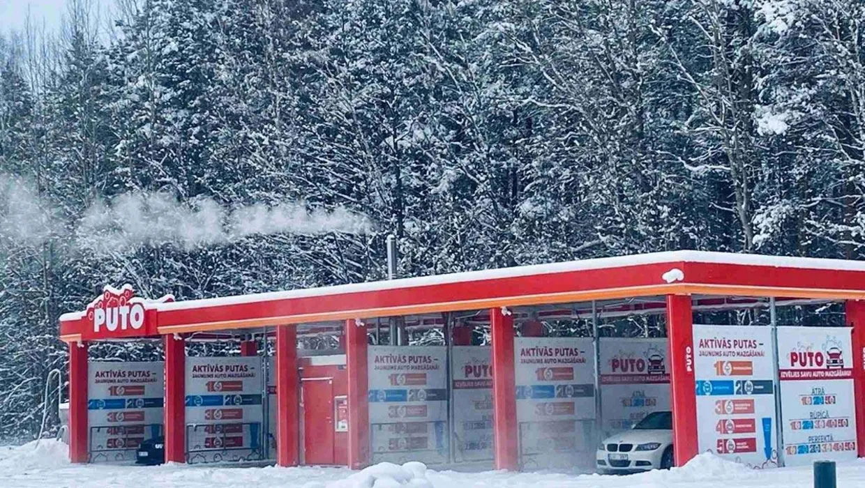 Самообслуживаемая автомойка PUTO в Бабите зимой, со снегом и лесным фоном.