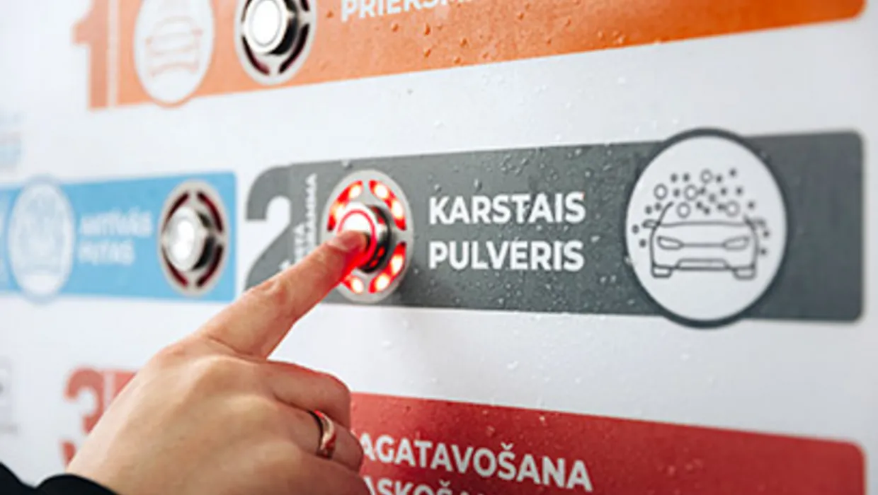 Ar pirkstu nospiesta poga uz izvēlnes paneļa