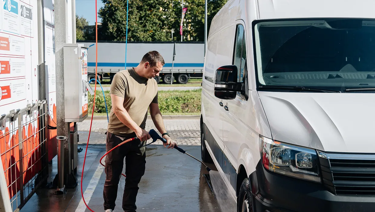 Uzņēmuma automašīnas mazgāšana PUTO stacijā